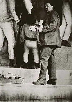 Silver Gelatin Photography Stampe: Diego Rivera creates a mural, c1924-1925. Creator: Modotti; Tina (1896-1942)