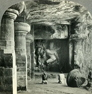 Danza ubriaca della divinità ottoraggiata, Siva - Tempio scavato nella roccia a Elephanta, India, c1930s.