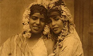 Female Friendship Concept Stampe: Les amies, c1918-c1939. Creator: Unknown