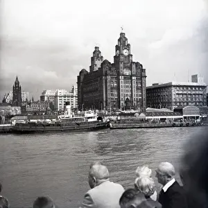 Fiume Mersey Stampe: Il Liver Building, Liverpool, c1955. Creatore: Arthur Charles Kirby Ware