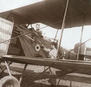 Stampa con cornice : Pilota in biplano, c1914-c1918.