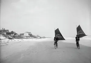 Biciclette da regata sulla spiaggia, Ormond, Fla. tra il 1900 e il 1910. Autore: Sconosciuto