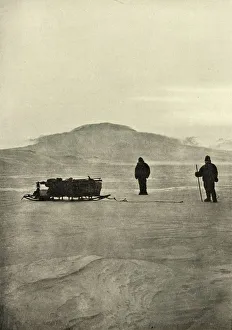 Ernest Shackleton Stampe: Sledging on the Barrier Before the Return of the Sun, c1908, (1909)