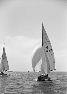 Immagini Correlate Stampe: Sloop (classe Dragon?) a vela con spinnaker, c1938. Creatore: Kirk & Sons di Cowes