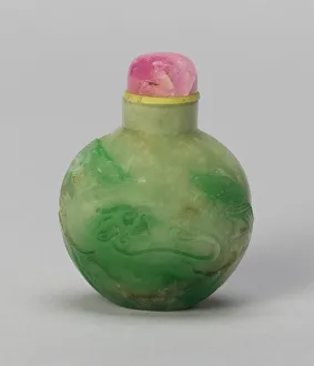 Asian Applied Arts Collection Stampe: Snuff Bottle with a Hawk and a Bear beneath a Pine Tree, Qing dynasty (1644-1911)