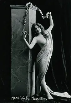 Historical Black And White Portraits Stampe: Viola Hamilton, posing in a classical attitude against a square column
