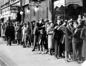 Stampe di La gente in fila per il cinema. Londra 1932 La Vita Quotidiana Britannica Dagli Anni '20 Agli Anni '60 Stampe: Coda del Cinema