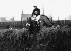 Archivio Degli Specchi Stampe: Grand National 1973 Red Rum guidato da Brian Fletcher salta un ostacolo e vince.