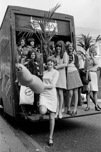 0000a0099 Stampe: Biba Boutique Un nuovo modo di spostare il negozio da parte dell'artista della moda.