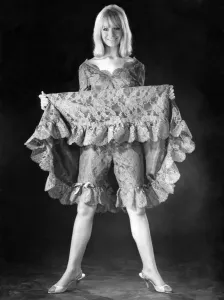 Una donna che mostra le sue mutande sotto la sua gonna. Dicembre 1964