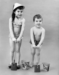 00031 Stampe: Bambini del 1960 giocano in costume da bagno con secchiello e paletta.