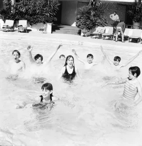 00031 Stampe: I turisti in vacanza si bagnano nella piscina dell'hotel Robert Meyer