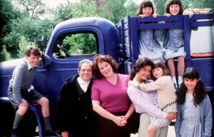 0000a0099 Stampe: La serie televisiva Darling Buds Of May con David Jason e Catherine Zeta Jones.