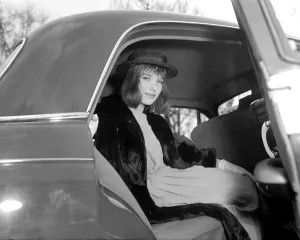 0000a0099 Stampe: 'Gli ultimi debutti. La signorina Lola Wigan vista qui che arriva a Buckingham Palace per essere presentata a'