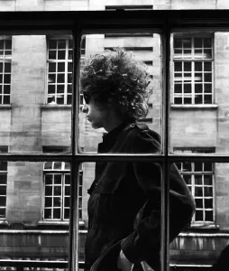 Stampe di Il solo e unico Bob Dylan ritratto mentre cammina davanti a una vetrina di negozio a Londra, 3 maggio 1966 Immagini Correlate Stampe: L'unico e solo Bob Dylan in foto mentre cammina davanti a una vetrina di un negozio a Londra