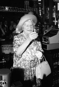 Archivio Degli Specchi Stampe: La Regina Madre beve un pinte di birra in un pub a Stepney.