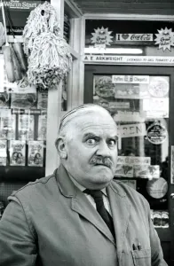 Archivio Degli Specchi Stampe: Ronnie Barker come il negoziante balbuziente, avaro e lussurioso Arkwright dalla BBC TV.