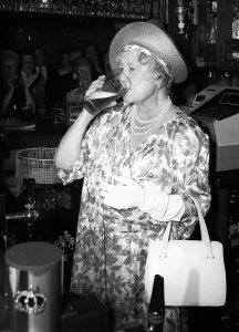 Archivio Degli Specchi Stampe: La Regina Madre si trova dietro un bancone di pub che beve birra nel luglio 1987.