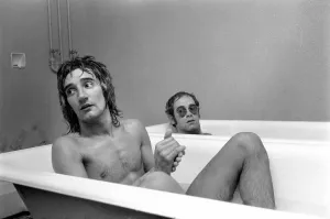 Archivio Degli Specchi Stampe: I cantanti Elton John e Rod Stewart hanno un bagno al campo di calcio di Watford.