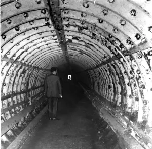 Tunnel Stampe: Cardiff - Vecchio - Il sottopassaggio sotto il fiume Ely, che forniva un breve taglio tra.