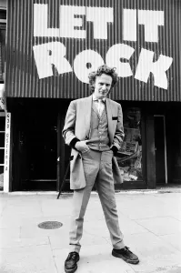 Archivio Degli Specchi Stampe: Teddy Boy Malcolm Mclaren fuori dal suo negozio Let it Rock nella Kings Road.