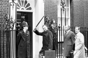 Stampe di La ripresa del programma TV BBC Yes Minister, fuori dal Dipartimento degli Affari Amministrativi and No. 10 Downing Street, Londra, 23 ottobre 1982. Attori: Paul Eddington come MP Jim Hacker Immagini Correlate Stampe: La registrazione del programma TV BBC Yes Minister, fuori dalla.