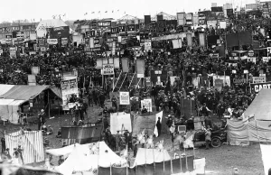 Folla si raduna intorno ai librettisti al Derby di Epsom. Circa giugno 1920.