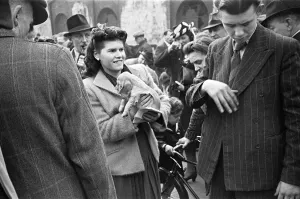 Mercato stradale di Bethnal Green, East London. 23 maggio 1946