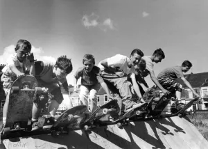 Quali alcuni skateboarder si preparano allazione sulla rampa il 17 agosto 1989.