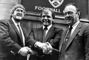 Douglas Park, sinistra, imprenditore e direttore del Hearts Football Club.