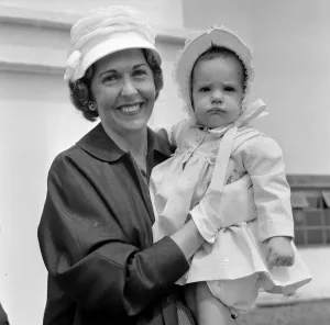 Barbara Riese, (moglie del tennista Fred Perry) ritratta con la loro figlia Penny che.