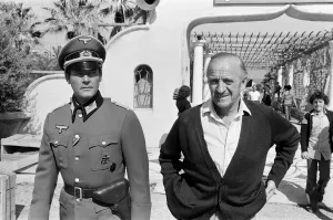 Roger Moore e David Niven sul set di Escape to Athena a Rodi, Grecia.
