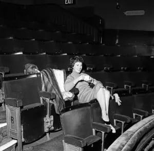Julie Andrews guarda suo marito che lavora sul palco al Lyric Theatre, Hammersmith.
