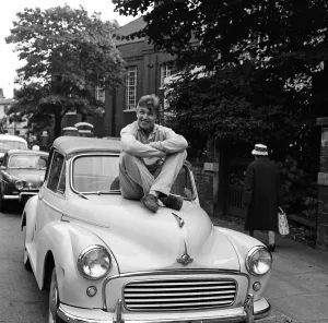 Archivio Degli Specchi Stampe: Tommy Steele ritratto con la sua Morris Minor. Ieri è stato multato di £