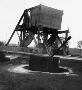Il Ponte Horsa - Pont de Ranville è un ponte stradale che attraversa il fiume Orne per circa 350m a est.