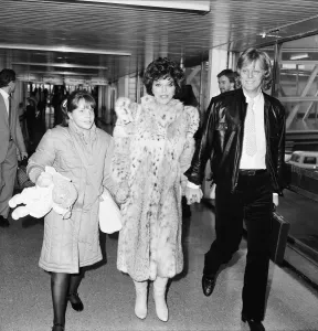 Joan Collins, Attrice con marito Ron Kass e figlia Katyana Kennedy Kass.
