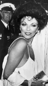 Joan Collins alla prima di The Stud indossa un abito da sera a scollatura bassa - aprile 1978
