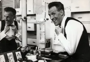BRUCE FORSYTH IN SUO ABITO DA ATTE AL TALK OF THE TOWN.