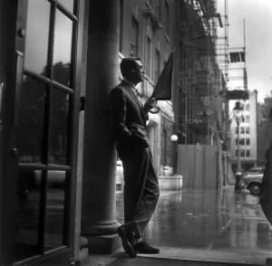 CARY GRANT SI RITIRA DALLA PIoggia SULLALLOGGIO DI UN HOTEL A LONDRA. 1957