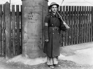 Glyn Jones della Home Guard di Newport durante la seconda guerra mondiale. Circa 1941.