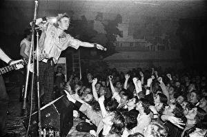 La band punk Sex Pistols in concerto in Olanda dicembre 1977.