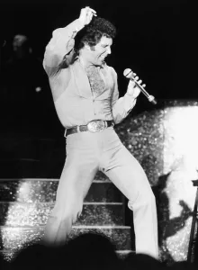 Il cantante Tom Jones sul palco a Lake Tahoe, Nevada 1993.