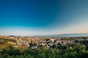 Kutaisi, Georgia. Paesaggio urbano in una serata autunnale soleggiata.