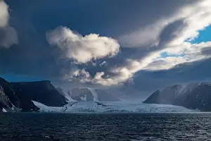 Nuvole drammatiche, Isola del Devon, Nunavut, Artico canadese, Canada, America settentrionale.