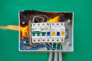 I problemi elettrici, la cablaggio elettrico non corretto presentano un pericolo di incendio. I cavi slacciati hanno causato lincendio allinterno del pannello fusibile della rete di impiantistica domestica.