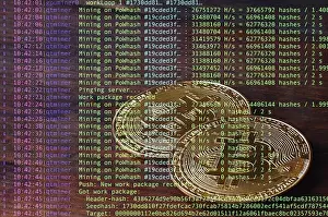 Immagine del codice del programma che mostra il processo di estrazione della criptovaluta in primo piano con bitcoin nell'immagine di sfondo.