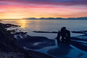 La torre di basalto Hvitserkur sulla penisola di Vatnsnes, Islanda, Europa in momento di bassa marea. Grande cielo viola che si accende sullo sfondo. Fotografia del paesaggio.