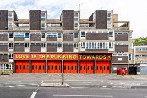 segno sopra la stazione dei vigili del fuoco di shoreditch old street london uk lamore è il correre verso
