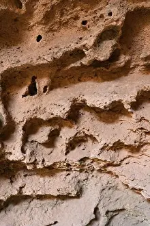La texture del sasso arenario in una grotta al sole dei raggi.