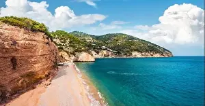 Visuale dalla drone in volo. Bella vista estiva di popolare destinazione turistica - Mattinatella beach (Fontana delle Rose).